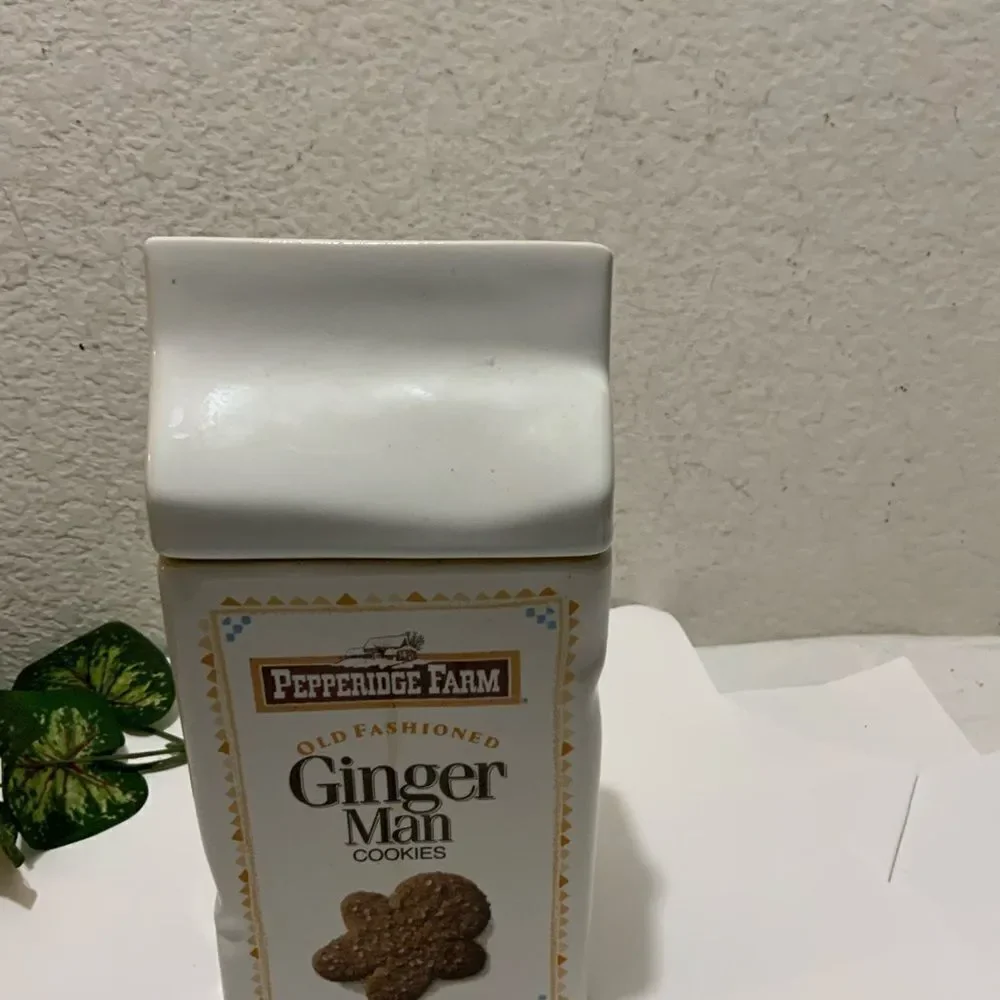 Vintage Pepperidge Farm Chocolate Chip Ginger man Ceramic Cookie Jar Canister